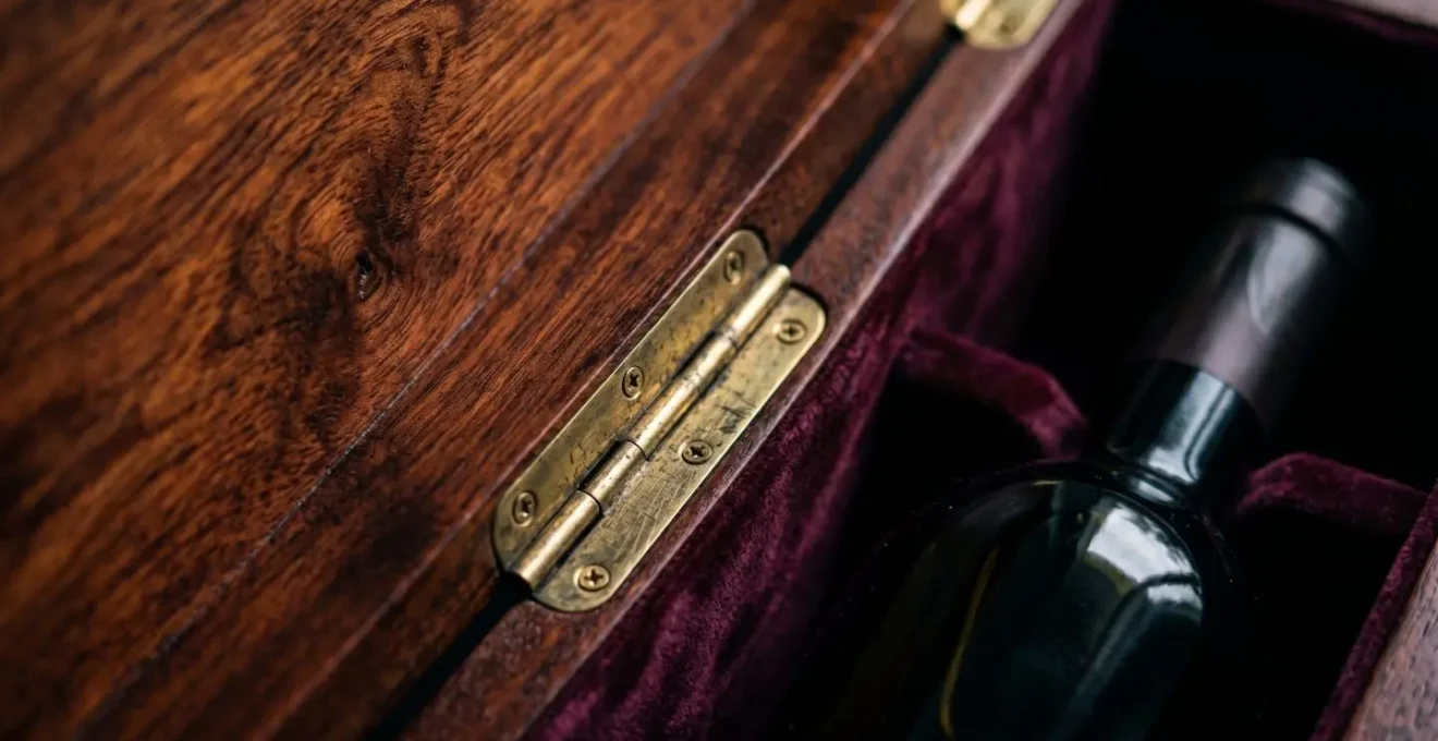 Caisse en bois d'origine avec marqueterie et finitions artisanales contenant des grands crus