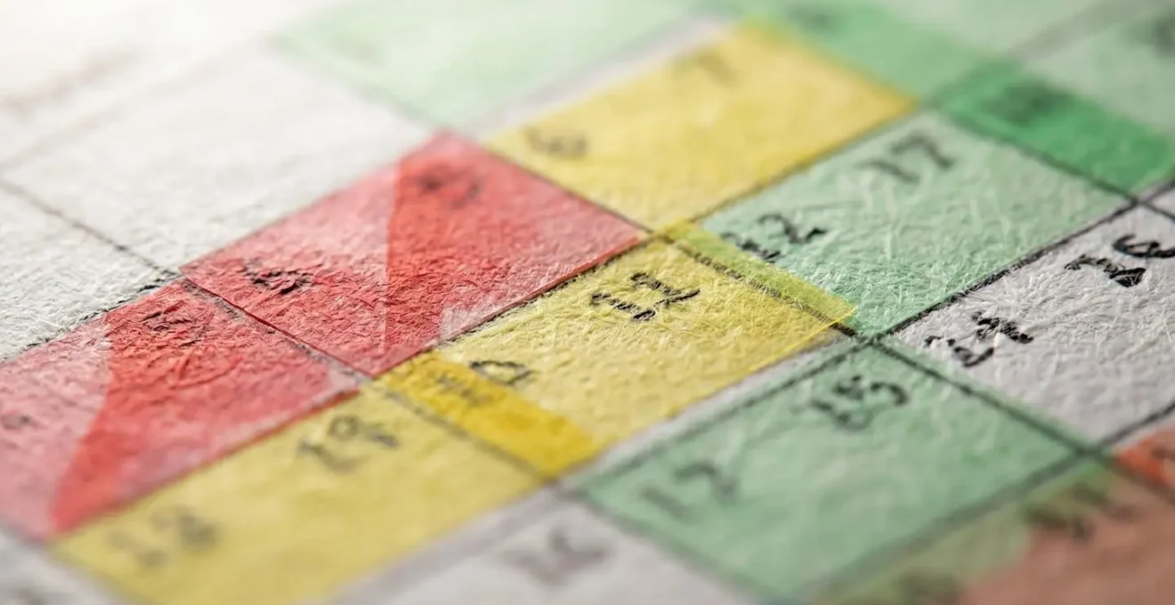 Vue macro d'un calendrier avec zones colorées montrant les périodes de restriction pour l'utilisation des coffrets cadeaux