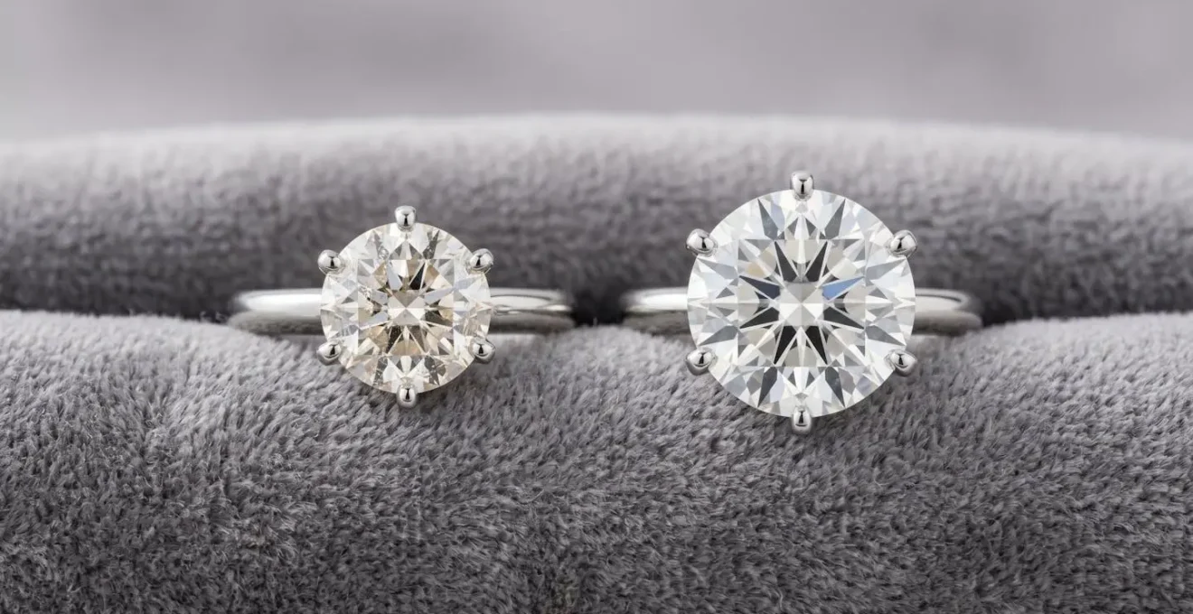 Comparaison visuelle de deux diamants sur fond neutre montrant la différence de taille pour un budget de 5000 euros