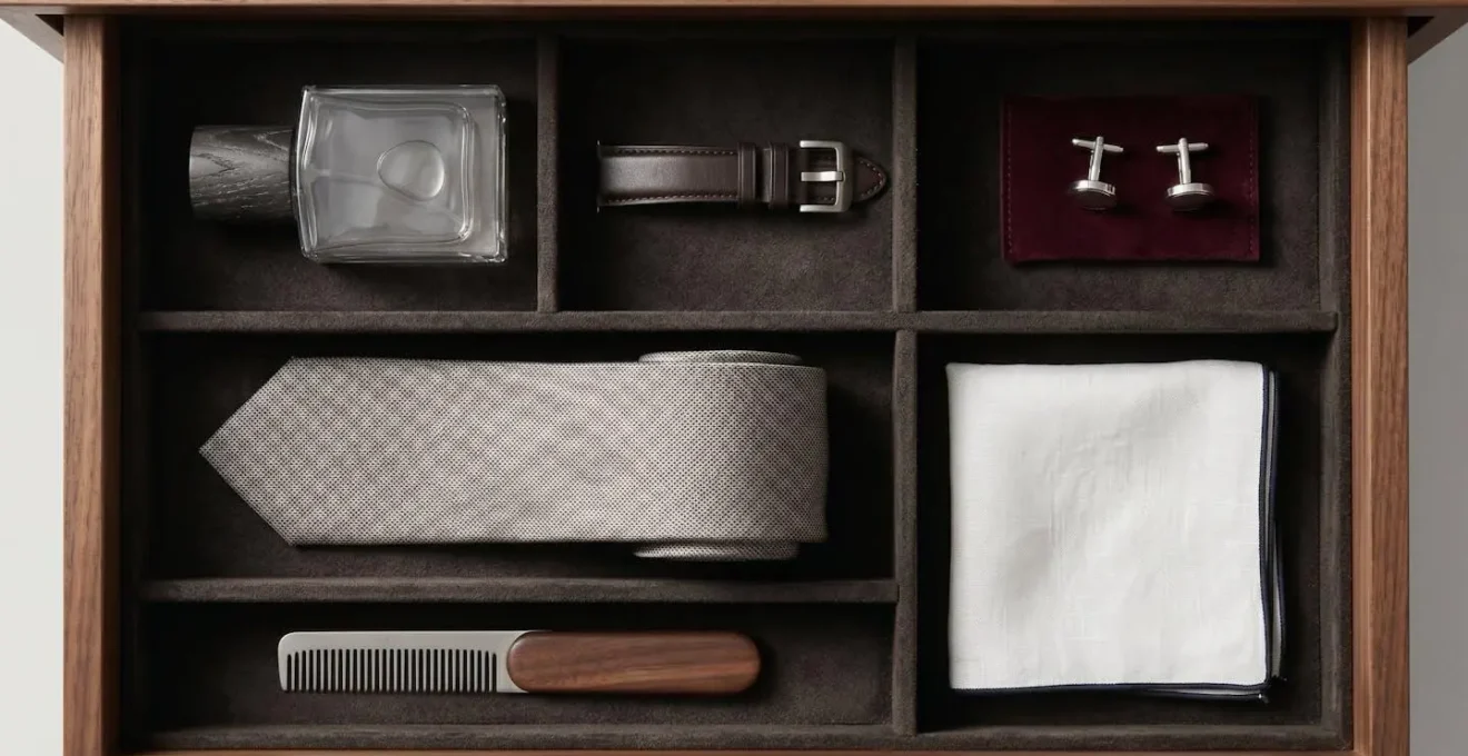 Vue aérienne d'un tiroir de bureau organisé avec accessoires d'élégance masculine